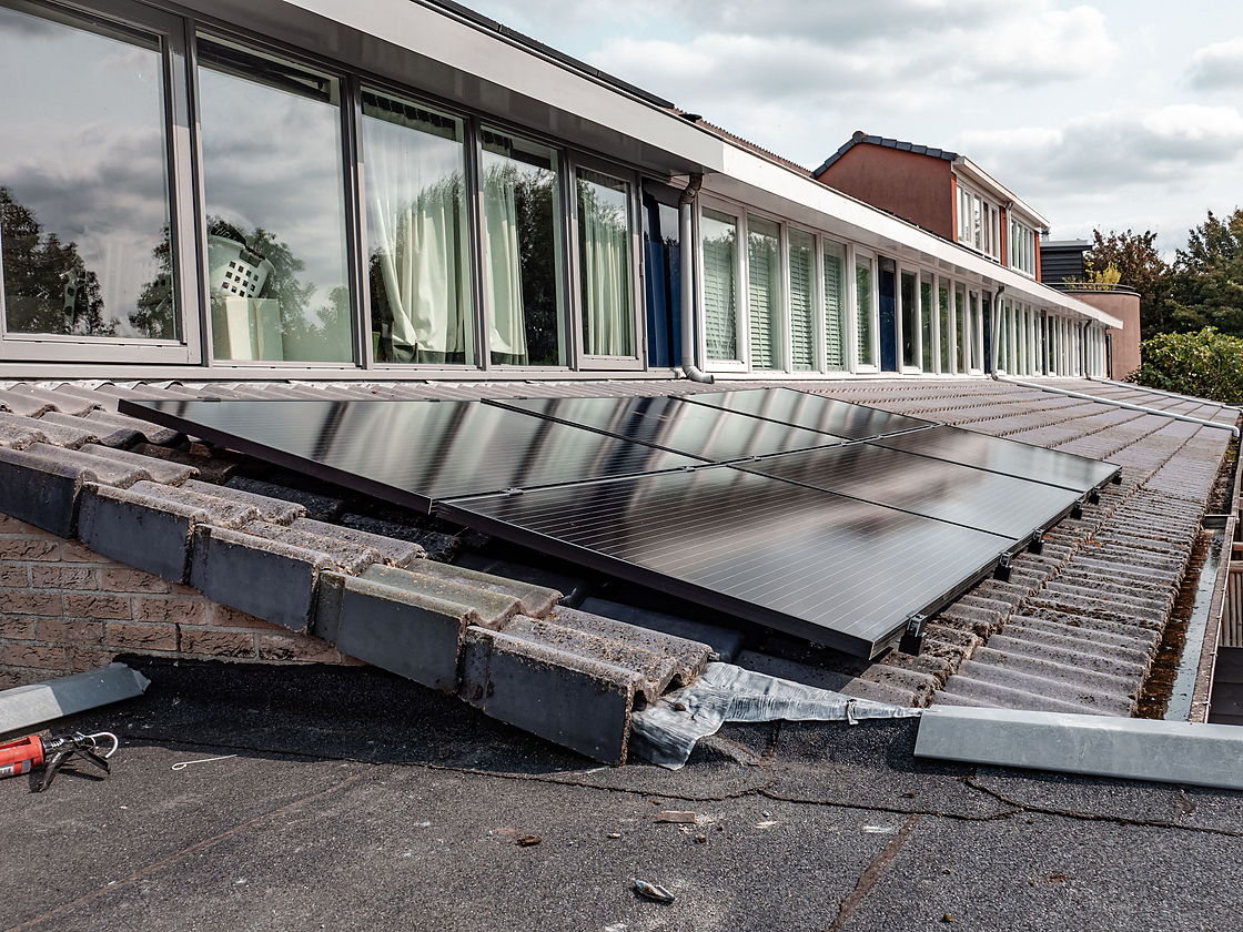 Zonnepanelen op een pannendak, gemonteerd op een aluminium onderconstructie